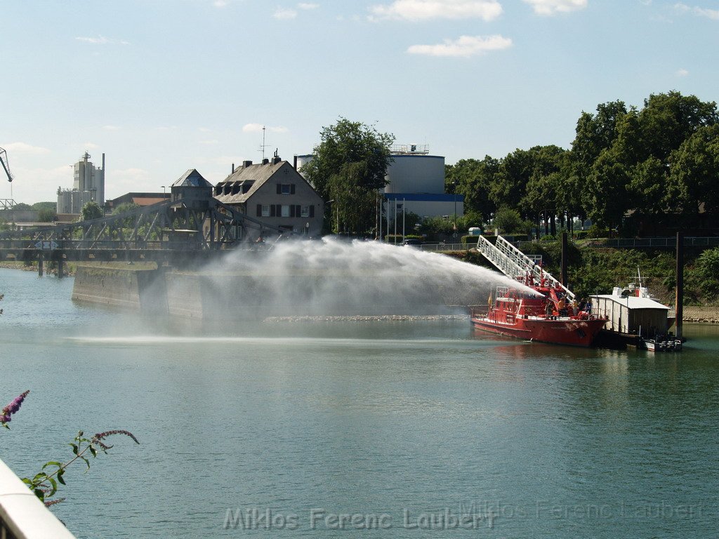 Feuerloeschboot 10-2   P155.JPG